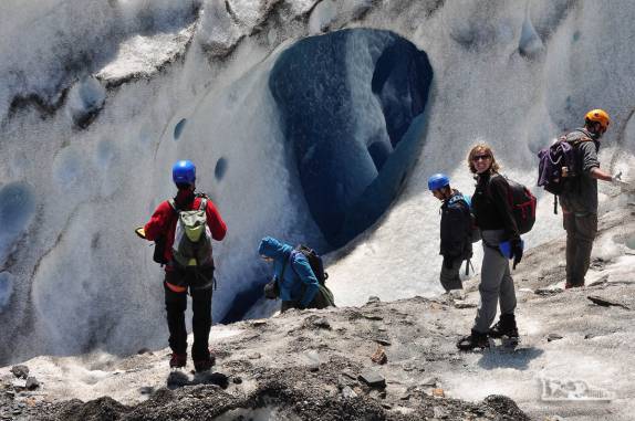 Preparando-se para examinar de perto uma caverna de gelo no glaciar Viedma, no Parque Nacional Los Glaciares, região de El Chaltén, no sul da Argentina